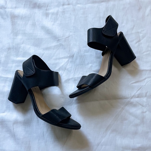 SODA BLACK STRAPPED CASUAL HEELS - Picture 2 of 8